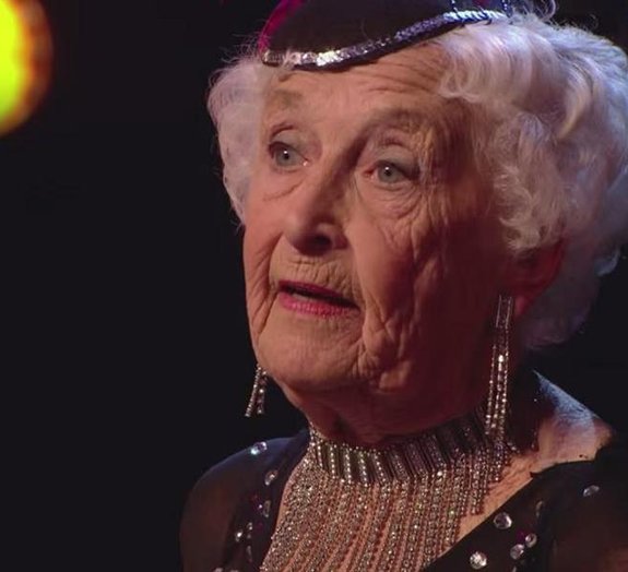 Britânica de 79 anos deixa jurados de boca aberta em programa de televisão