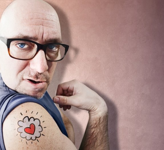 15 famosos que foram infelizes com a escolha de suas tatuagens