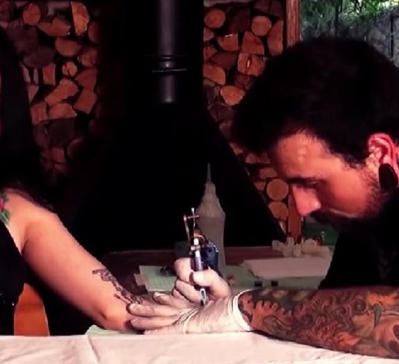 Dor e prazer: mulher é estimulada enquanto faz uma tatuagem [NSFW]