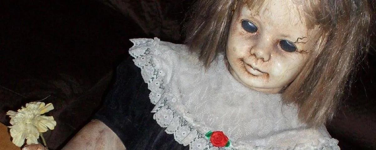 Boneca 'possuída' evoca espíritos e assombra família do Peru há