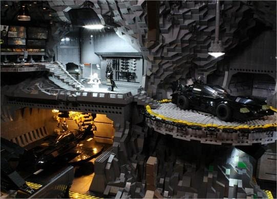 Fãs recriam Batcaverna com 20 mil peças de LEGO