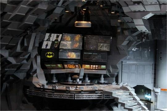Fãs recriam Batcaverna com 20 mil peças de LEGO
