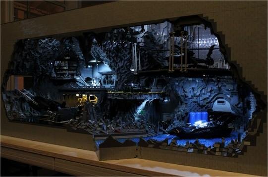 Fãs recriam Batcaverna com 20 mil peças de LEGO