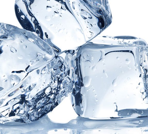 Você sabe quantas moléculas de água são necessárias para fazer gelo?