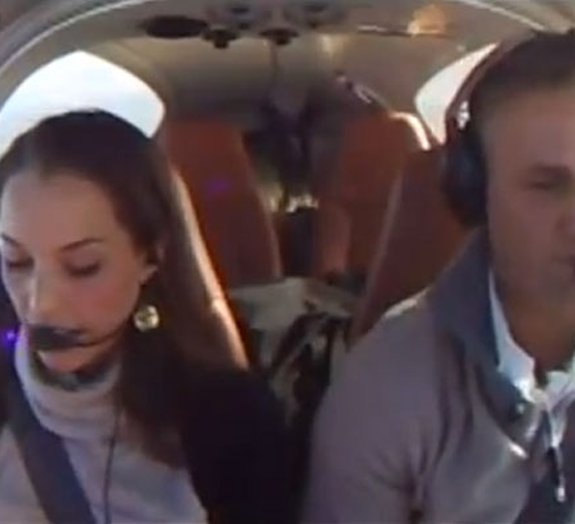 Homem pede mulher em casamento simulando falha em avião [vídeo]