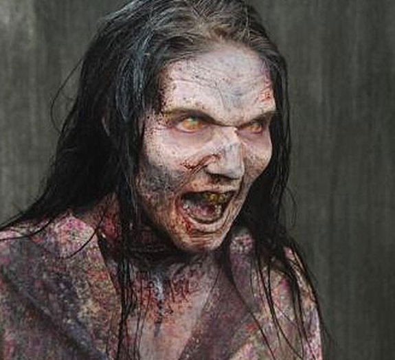 Como a maquiagem transforma uma atriz em um zumbi de The Walking Dead
