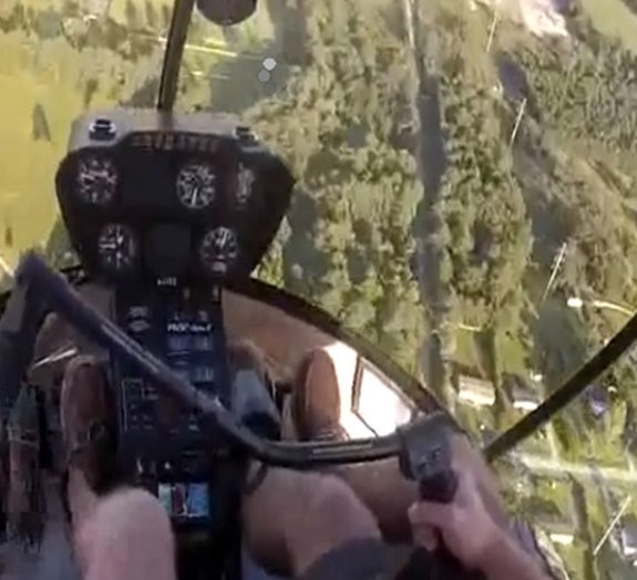Helicóptero resgata avião controlado por rádio preso em uma árvore [vídeo]