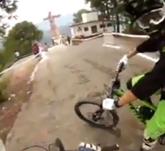 Ciclista filma descida alucinante pelas vielas do México