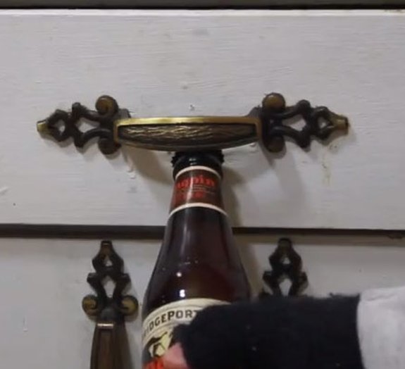Vídeo ensina 6 métodos alternativos para abrir garrafas de cerveja