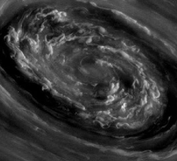 NASA fotografa incrível ciclone em Saturno
