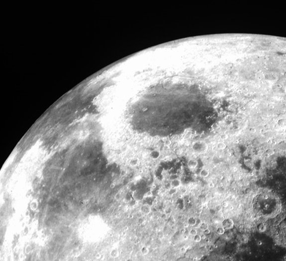 Lua tem crosta mais fina e menos densa do que pensávamos