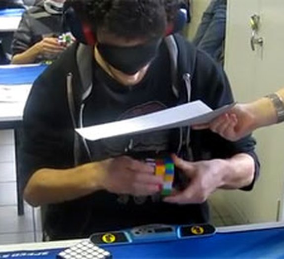 Jovem resolve cubo mágico em 28 segundos com venda nos olhos [vídeo]