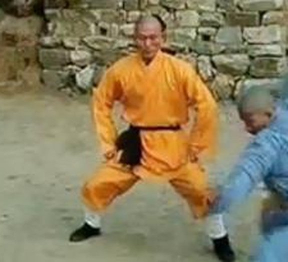 Monge Shaolin é imune a chutes no saco [vídeo]