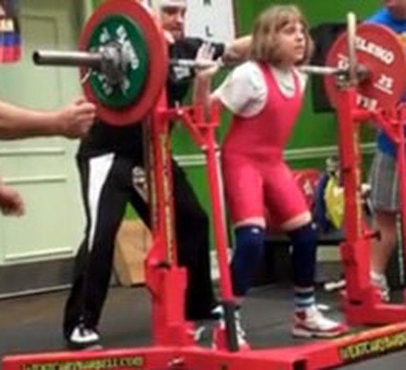Menina de 10 anos quebra recorde de levantamento de peso para mulheres