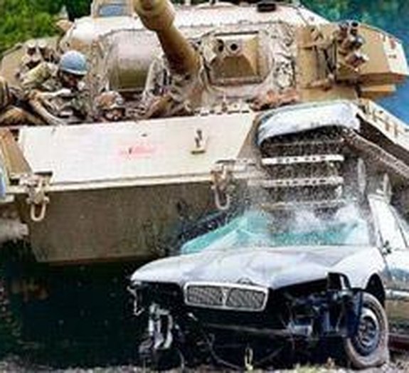 Frustrado? Que tal destruir alguns carros com um tanque de guerra?