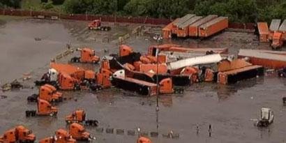 Tornado nos Estados Unidos arrasta caminhões como se fossem brinquedos