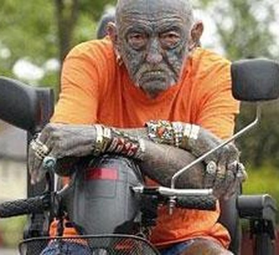 O homem mais tatuado do Reino Unido é um vovô de 69 anos de idade