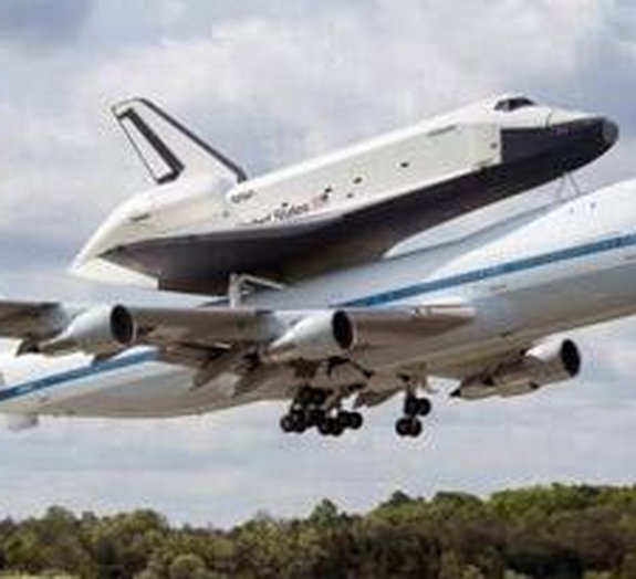 Space Shuttle Entrerprise é separado de Boeing 747 em Nova York