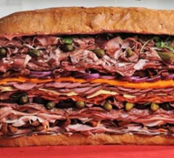 Maior sanduíche de carne do mundo: 12 kg e mais de 40 ingredientes
