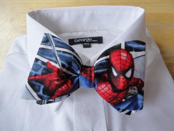 Gravatas com estampas geek podem fazer sucesso em qualquer festa