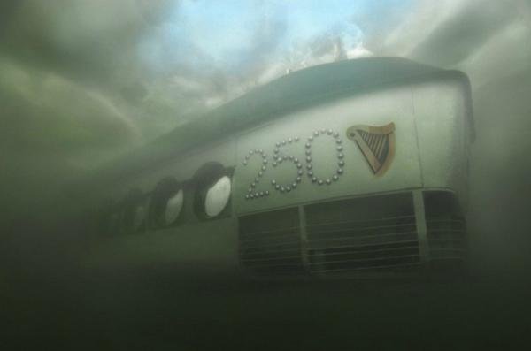 Guinness lança bar-submarino na Suécia