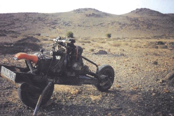 Homem perdido no deserto constrói moto com peças de carro quebrado