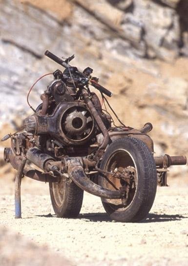 Homem perdido no deserto constrói moto com peças de carro quebrado