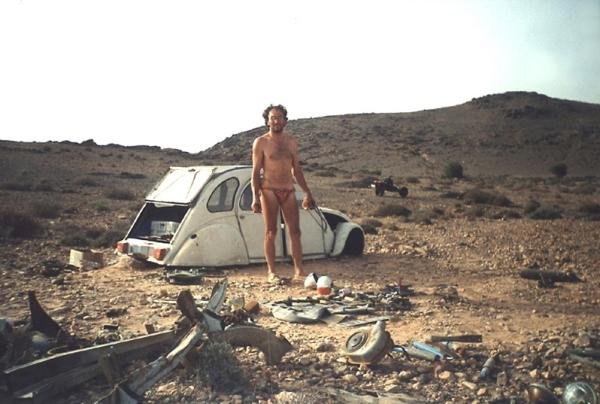 Homem perdido no deserto constrói moto com peças de carro quebrado