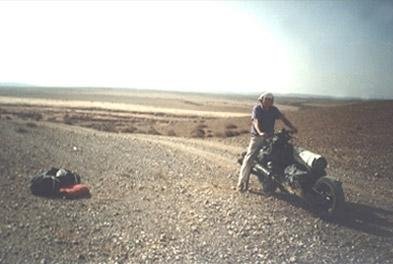 Homem perdido no deserto constrói moto com peças de carro quebrado
