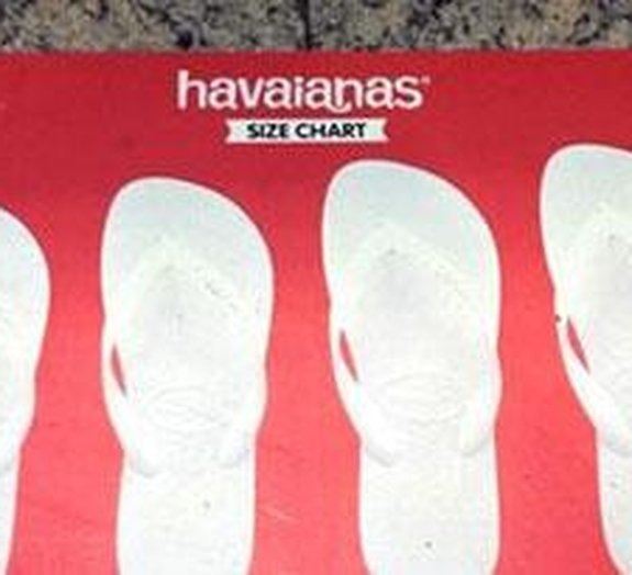 Máquina de vender Havaianas tem adesivo para quem não sabe tamanho dos pés