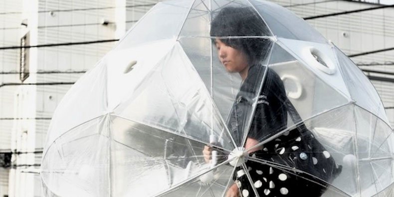 Japoneses criam guarda-chuva que protege o corpo inteiro - Mega Curioso