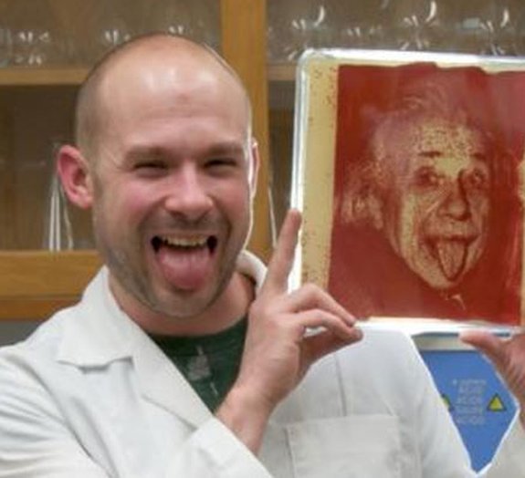 Artista cria retratos de cientistas famosos utilizando bactérias