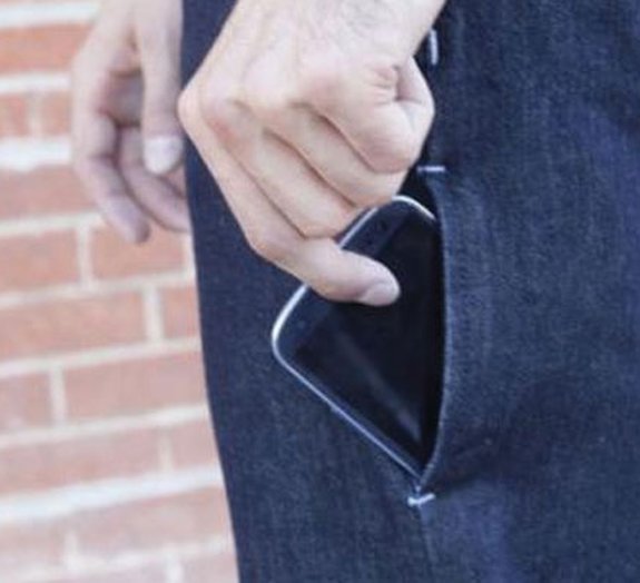 Empresa cria calça jeans com bolso especial para smartphone