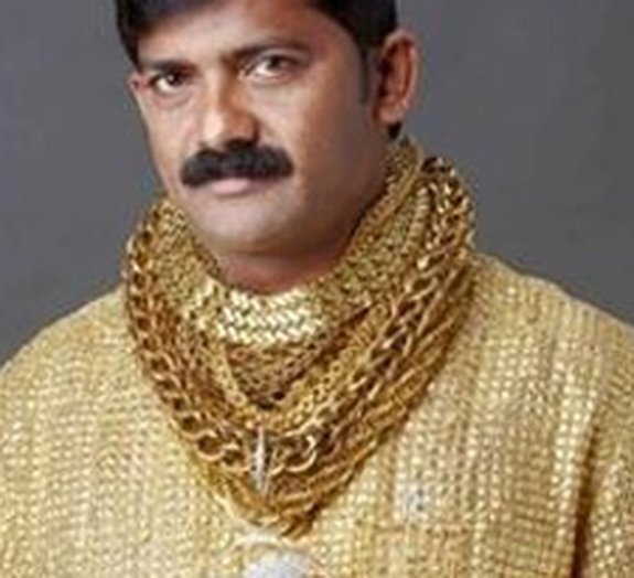 Indiano compra camisa feita de ouro e cristais para conquistar mulheres