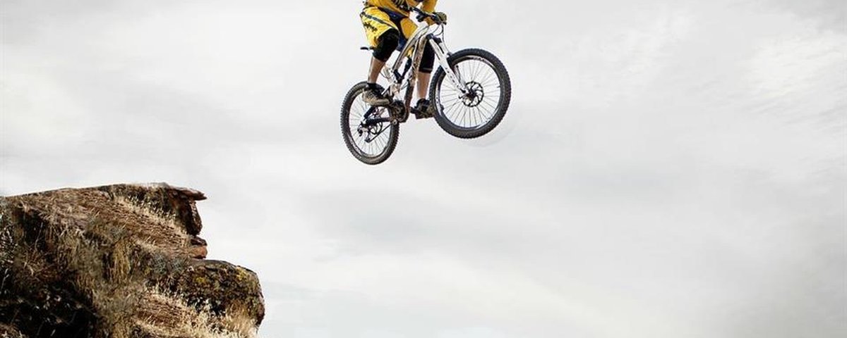 Freestyler jumping mostra sua capacidade de jogar uma bicicleta