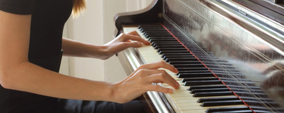 O piano na sala do jogo o piano fica no meio da sala.