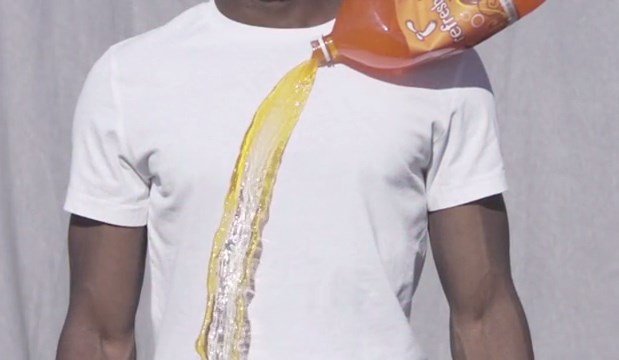 Incrível: camiseta de sílica consegue repelir qualquer tipo de líquido