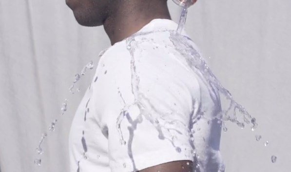 Incrível: camiseta de sílica consegue repelir qualquer tipo de líquido