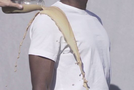 Incrível: camiseta de sílica consegue repelir qualquer tipo de líquido