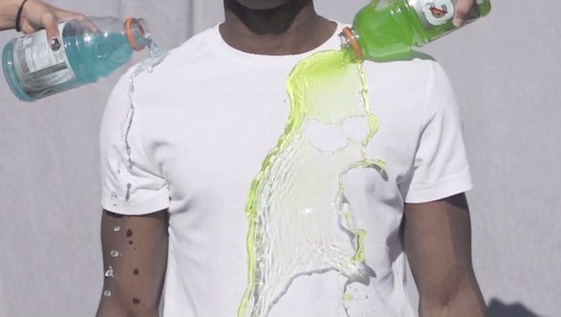 Incrível: camiseta de sílica consegue repelir qualquer tipo de líquido