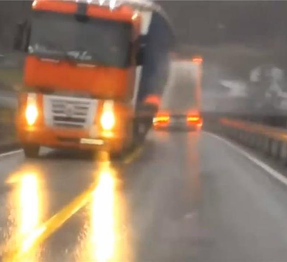 Motorista escapa de acidente com caminhão por pouco e filma tudo [vídeo]
