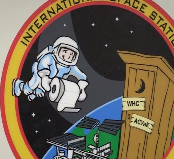 Descubra como os astronautas transformam urina em água potável no espaço