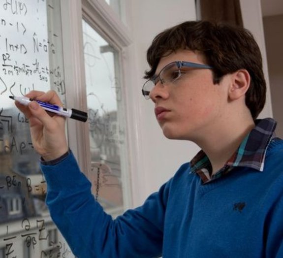 Menino de 14 anos é considerado mais inteligente que Einstein