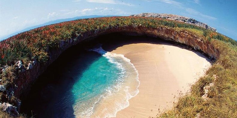 Um Buraco Com Areia Movediça Na Praia Com Uma Cola Baixa Foto de