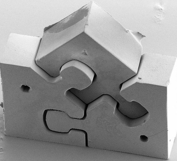 Menor quebra-cabeça do mundo tem três peças com menos de um milímetro cada