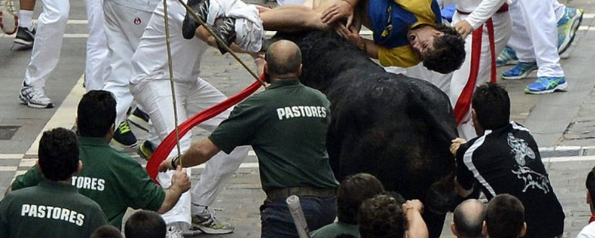 Extreme Pamplona: O touro e pessoas malucas atrás de mim 