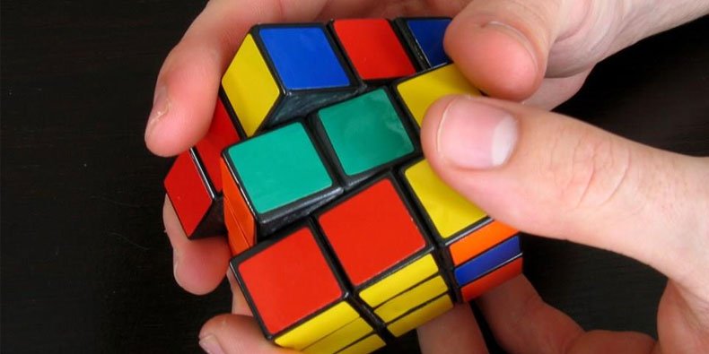 Cubo mágico mais difícil do mundo é resolvido em mais de sete