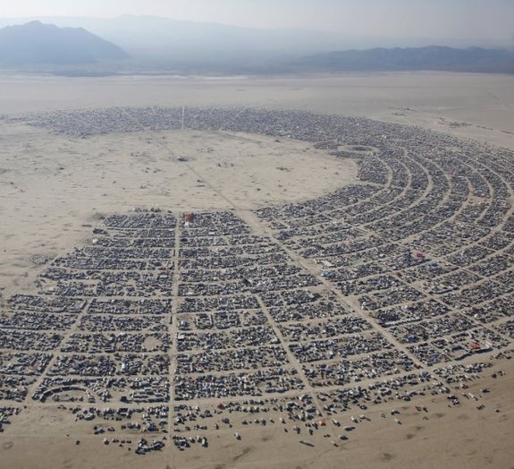 Burning Man: festival reúne 68 mil pessoas em cidade temporária