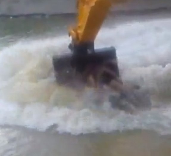 Máquina escavadeira + riacho = Parque Aquático na Rússia!