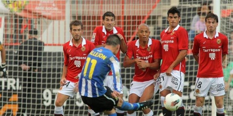 Jogadores baixam os calções durante cobrança de falta para distraírem  goleiro